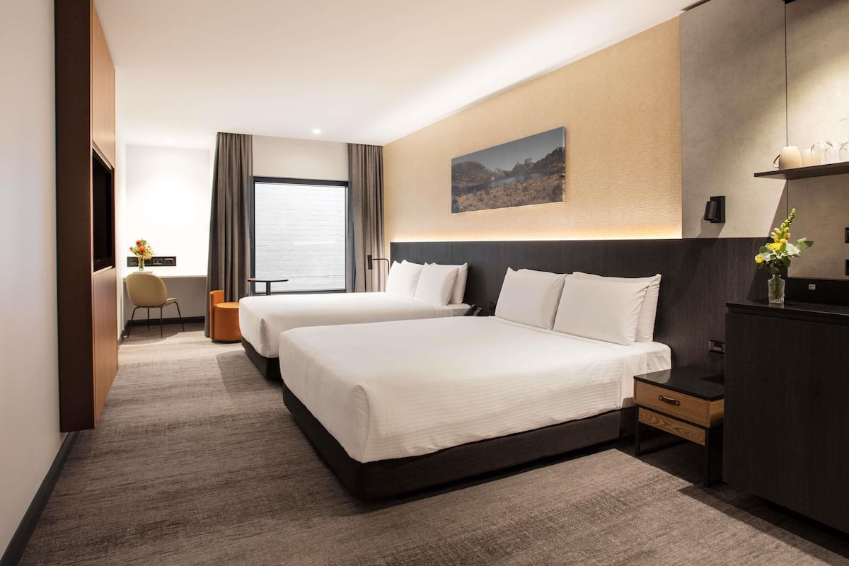 Classic-huone, 2 keskisuurta parisänkyä (Interior Room) | Ylelliset vuodevaatteet, minibaari, tallelokero huoneessa