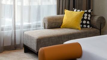 Superior Room, 1 King Bed, City View | Living area