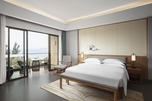 Suite, 1 King Bed, Balcony, Sea View (Seaview) | Minibar, in-room safe, desk, soundproofing