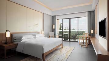 Minibaari, tallelokero huoneessa, työpöytä, äänieristys