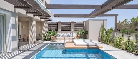 2 outdoor pools