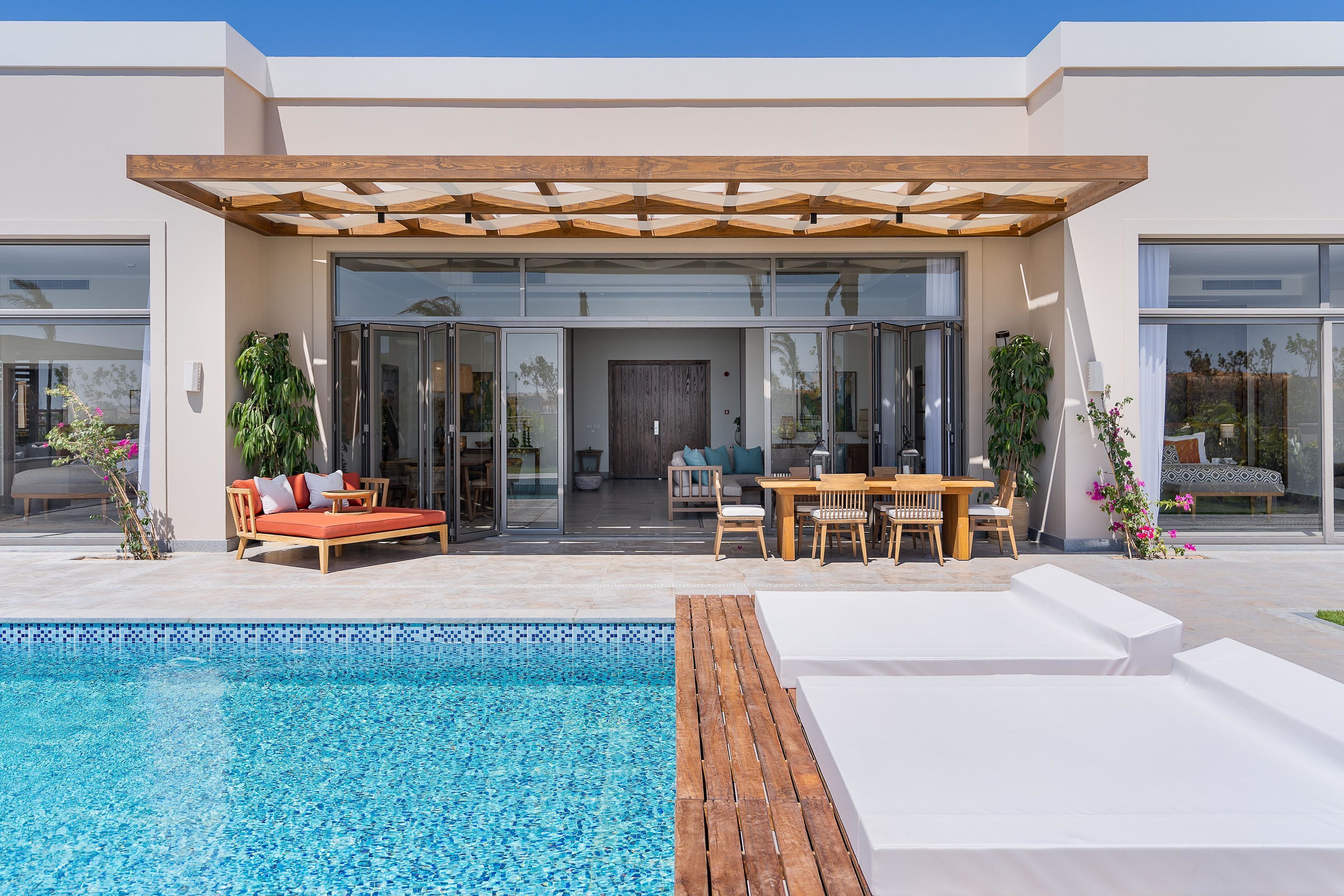 2 outdoor pools