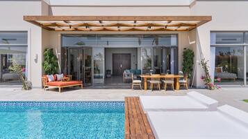 2 outdoor pools