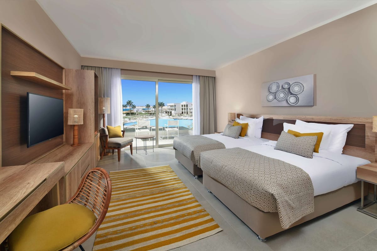 Superior Room, 1 Queen Bed, Pool View (Grand)