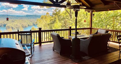 Bear's Mountaintop Views 3 Bedroom Chalet by RedAwning