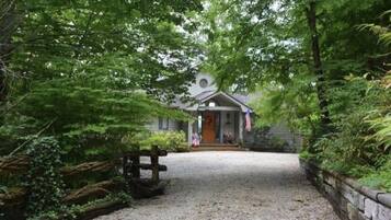 House, 3 Bedrooms | Property grounds