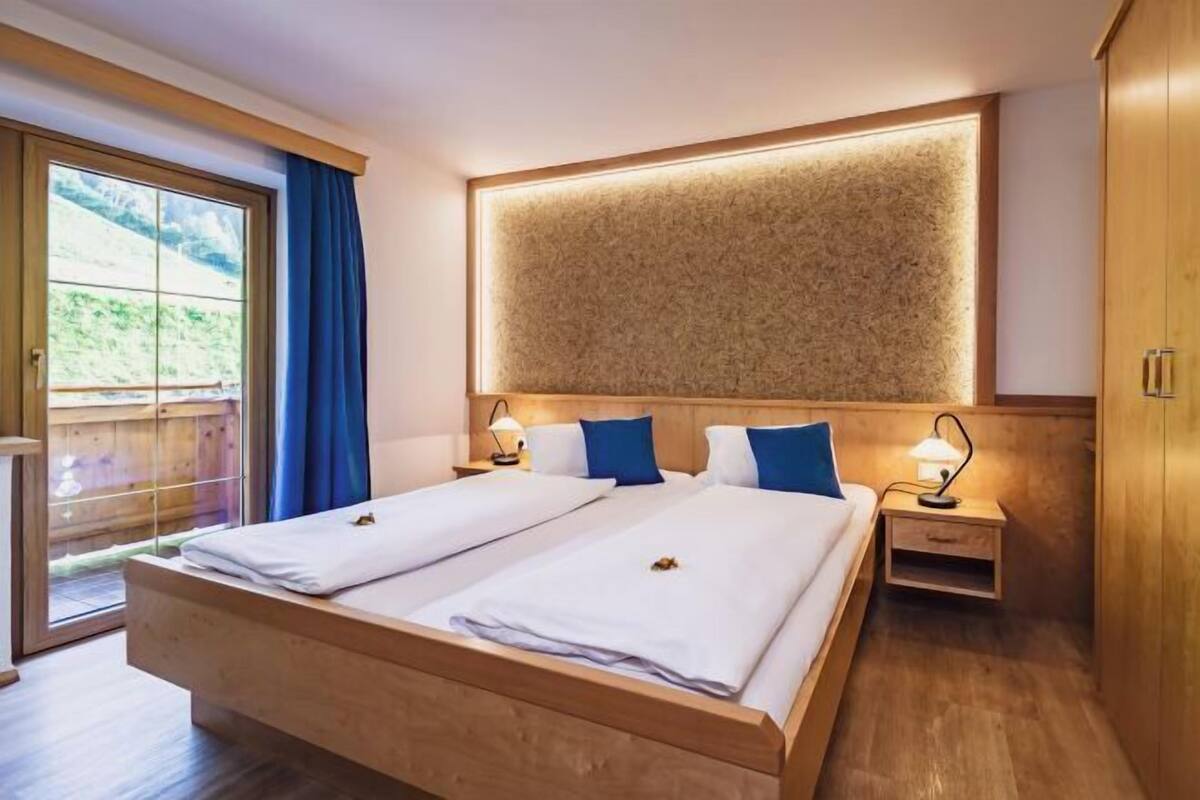 Desk, travel crib, free WiFi, bed sheets