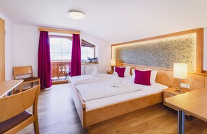 Habitación familiar, balcón | Escritorio, cuna de viaje, wifi gratis y ropa de cama