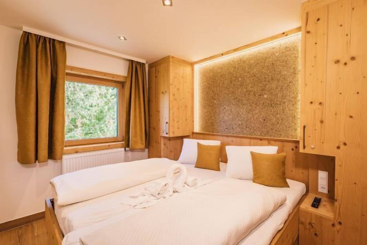 Desk, travel crib, free WiFi, bed sheets