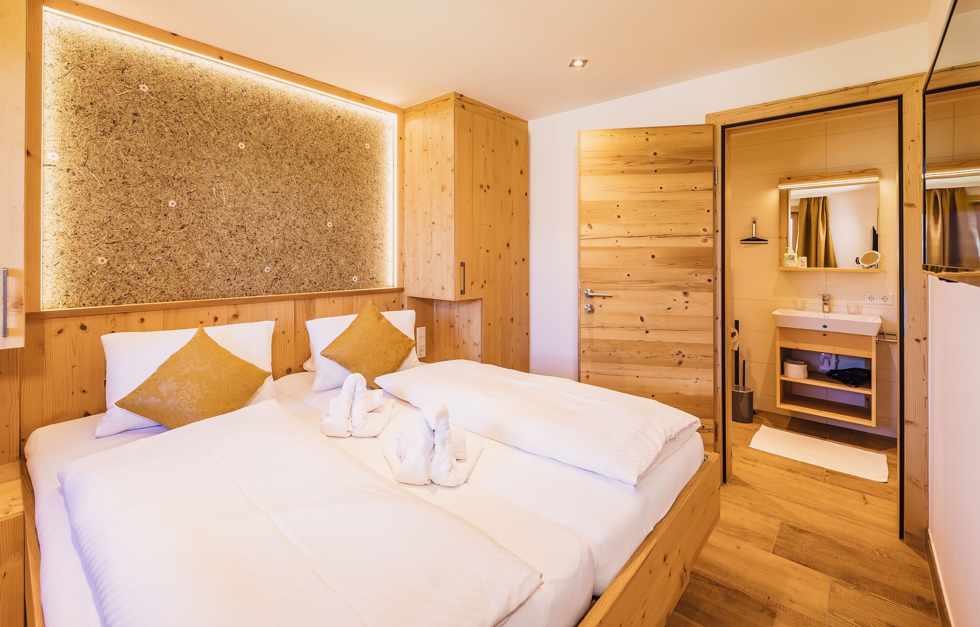 Un dormitorio moderno con una cama grande, cabecera de madera y un calentador de pared integrado.