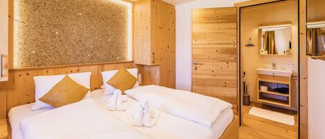Un dormitorio moderno con una cama grande, cabecera de madera y un calentador de pared integrado.