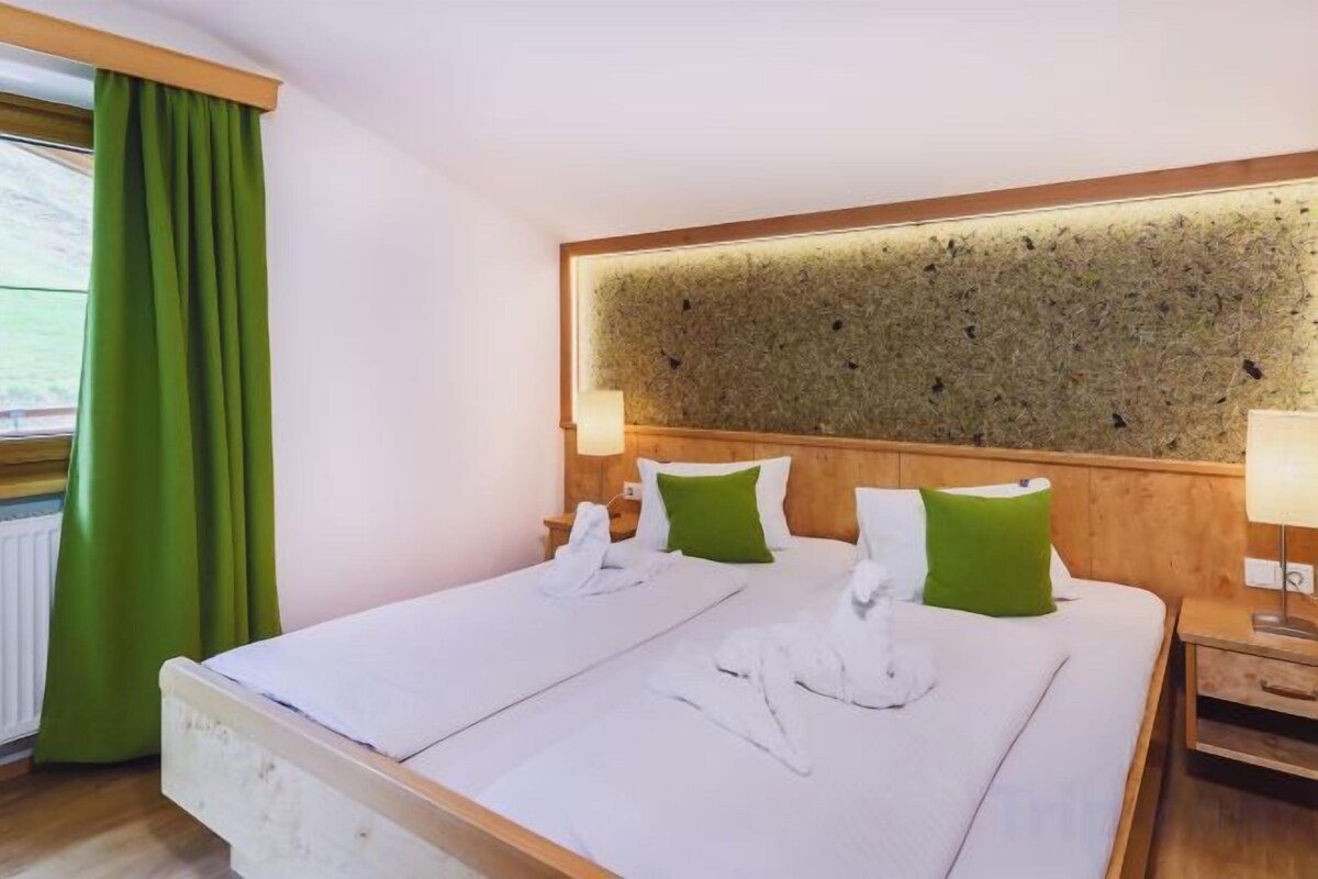 Escritorio, cuna de viaje, wifi gratis y ropa de cama 