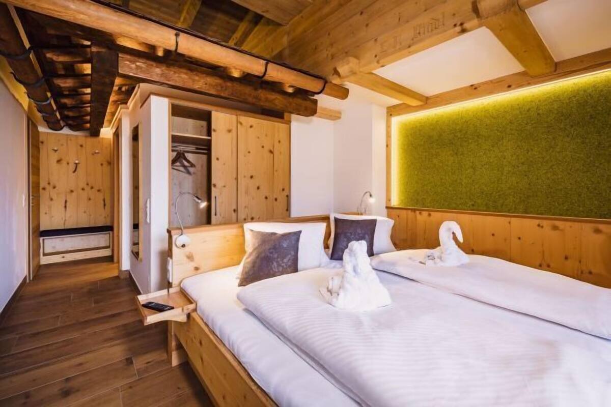 Desk, travel crib, free WiFi, bed sheets