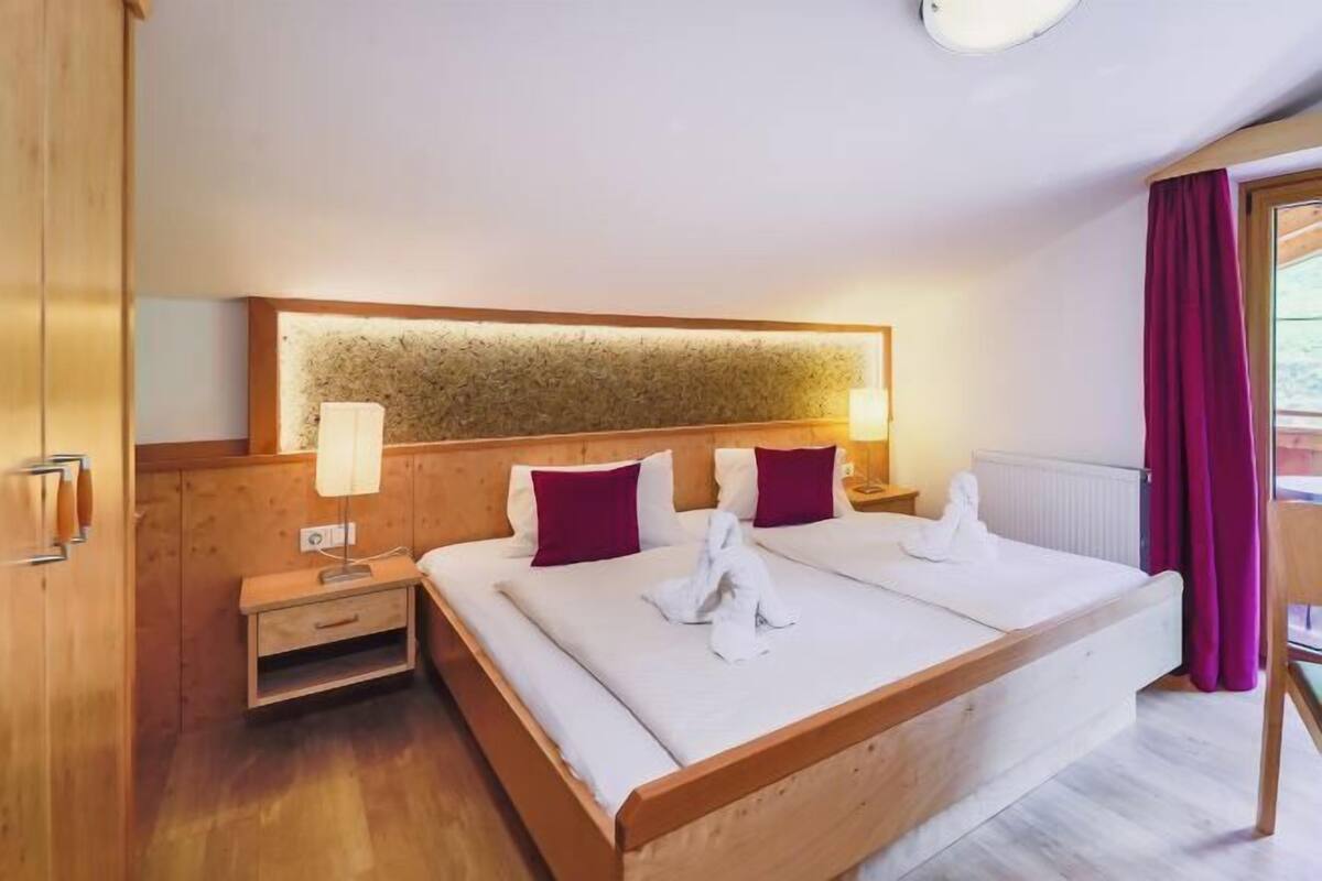 Desk, travel crib, free WiFi, bed sheets