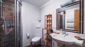 Basic-dobbeltværelse - balkon | Badeværelse | Håndklæder, Toiletpapir