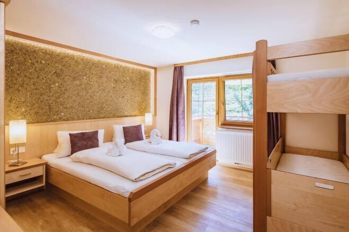 Desk, travel crib, free WiFi, bed sheets