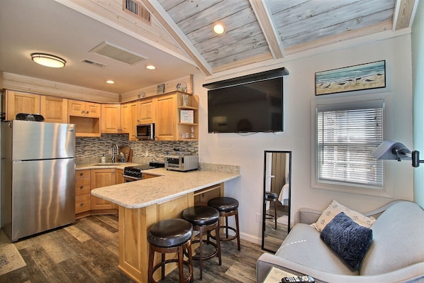 Condo, 1 Bedroom | Private kitchen