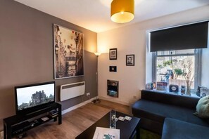 Flat-screen TV, DVD player - Mycosyapartments 54, 1Br Apartment, Great Location - Paisley (Paisley)
