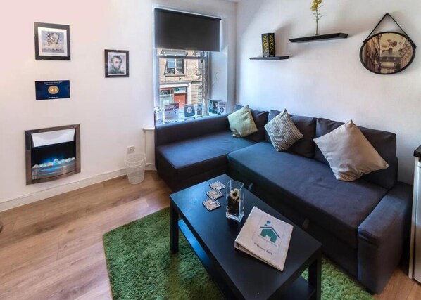 Flat-screen TV, DVD player - Mycosyapartments 54, 1Br Apartment, Great Location - Paisley (Paisley)