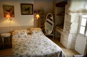 3 bedrooms, WiFi, bed sheets - Country house with swimming pool and panoramic view (Bonneville-et-Saint-Avit-de-Fumadières)