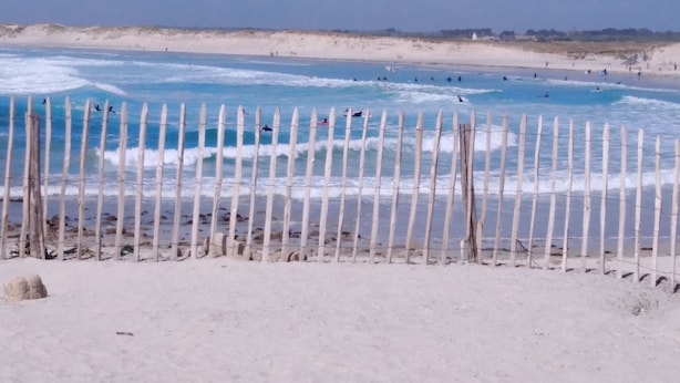 A sandy beach with a wooden fence in the foreground. - 3* HOUSE WITH GARDEN AND TERRACE (sleeps 8) in Pont-L'Abbe (Pont-l'Abbé)
