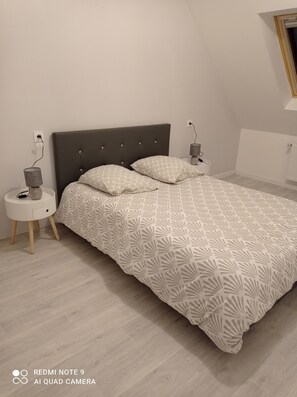 4 makuuhuonetta, työpöytä, silitysrauta/-lauta, vauvan matkasänky