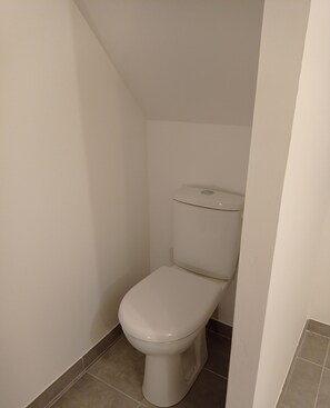A small, white toilet in a narrow bathroom with tiled flooring. - 3* HOUSE WITH GARDEN AND TERRACE (for 8 people) in Pont-L'Abbé (Pont-l'Abbé)
