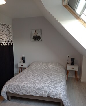 4 bedrooms, desk, iron/ironing board, travel cot - 3* HOUSE WITH GARDEN AND TERRACE (sleeps 8) in Pont-L'Abbe (Pont-l'Abbé)