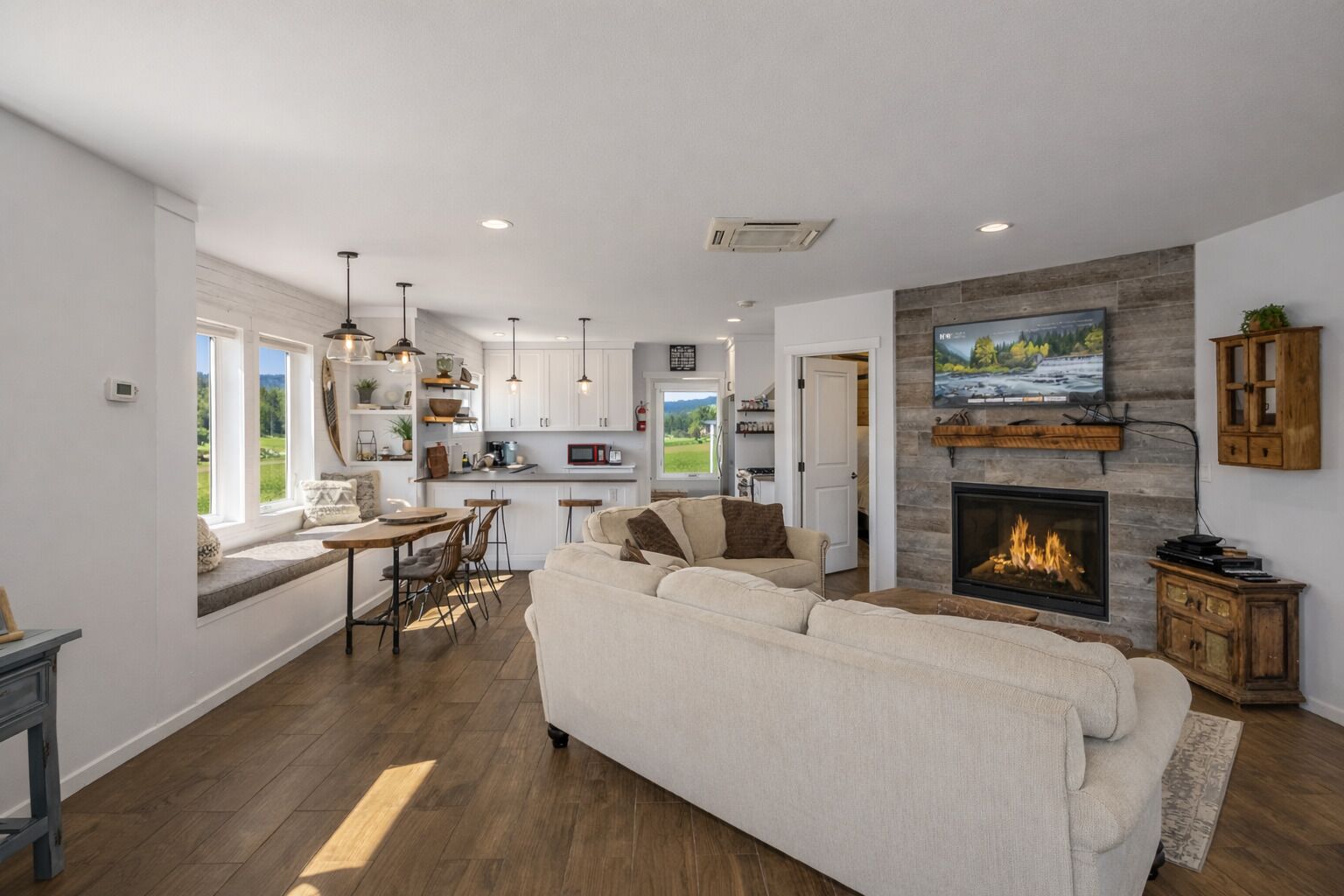 Flachbildfernseher, Kamin, DVD-Player