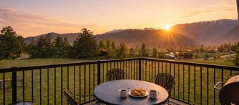 Berg Haus/ Near Town, Hot Tub, Wi-Fi, Views, Dogs