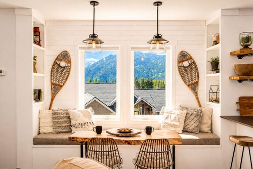 Near Town | Views | Hot Tub | Dogs OK | Firepit