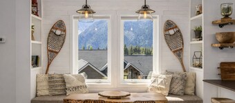 Berg Haus- Close to Town, Hot Tub, Wi-Fi, Views