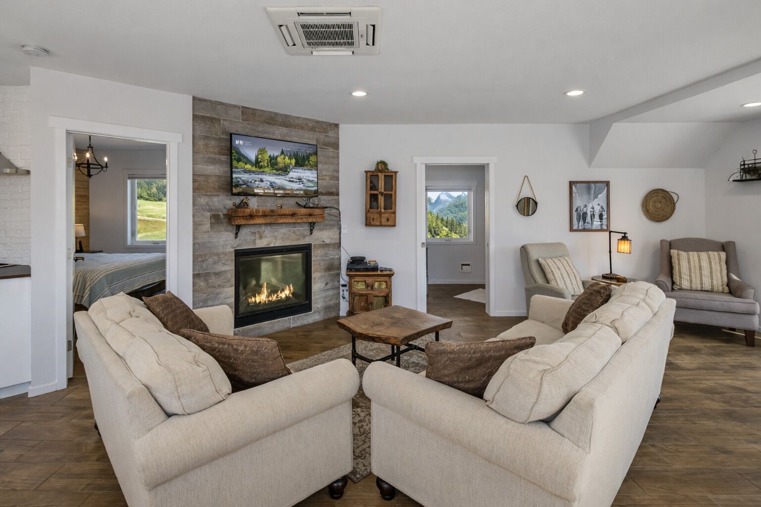 Flat-screen TV, fireplace, DVD player