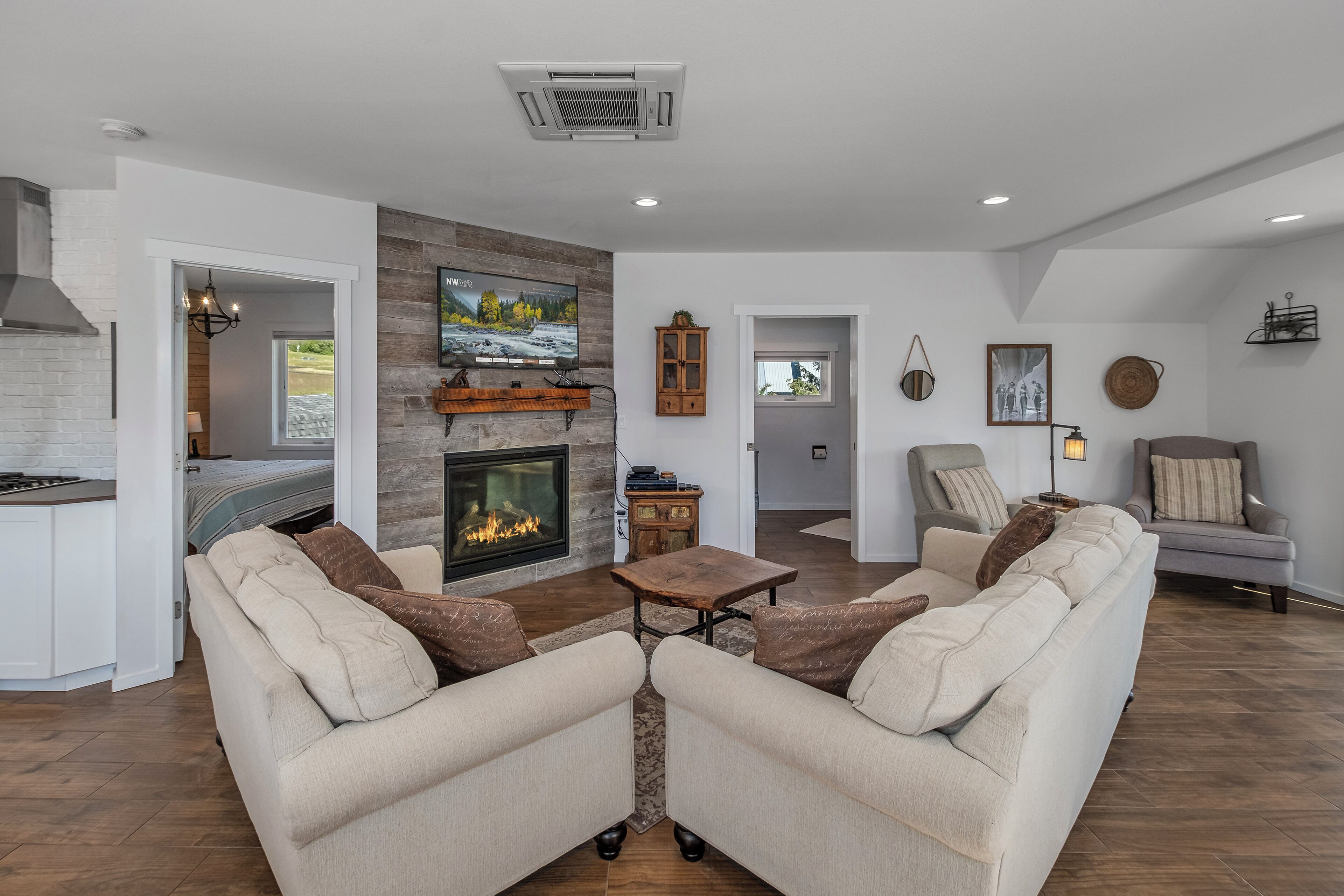 Télévision à écran plat, cheminée, lecteur de DVD