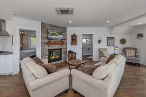 Flat-screen TV, fireplace, DVD player - Berg Haus- Close to Town, Hot Tub, Wi-Fi, Views (Leavenworth)