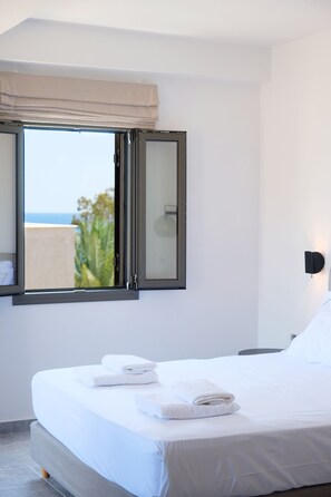 Premium bedding, minibar, in-room safe, soundproofing - Margo Beach Hotel (East Mani)