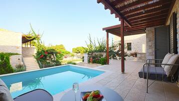 Suíte executiva, piscina particular | Fachada