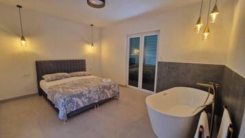 House | 5 bedrooms, iron/ironing board, free WiFi, bed sheets