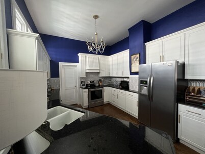 Last min discount now until Labor Day. Amazing location. Jackson St with pool.