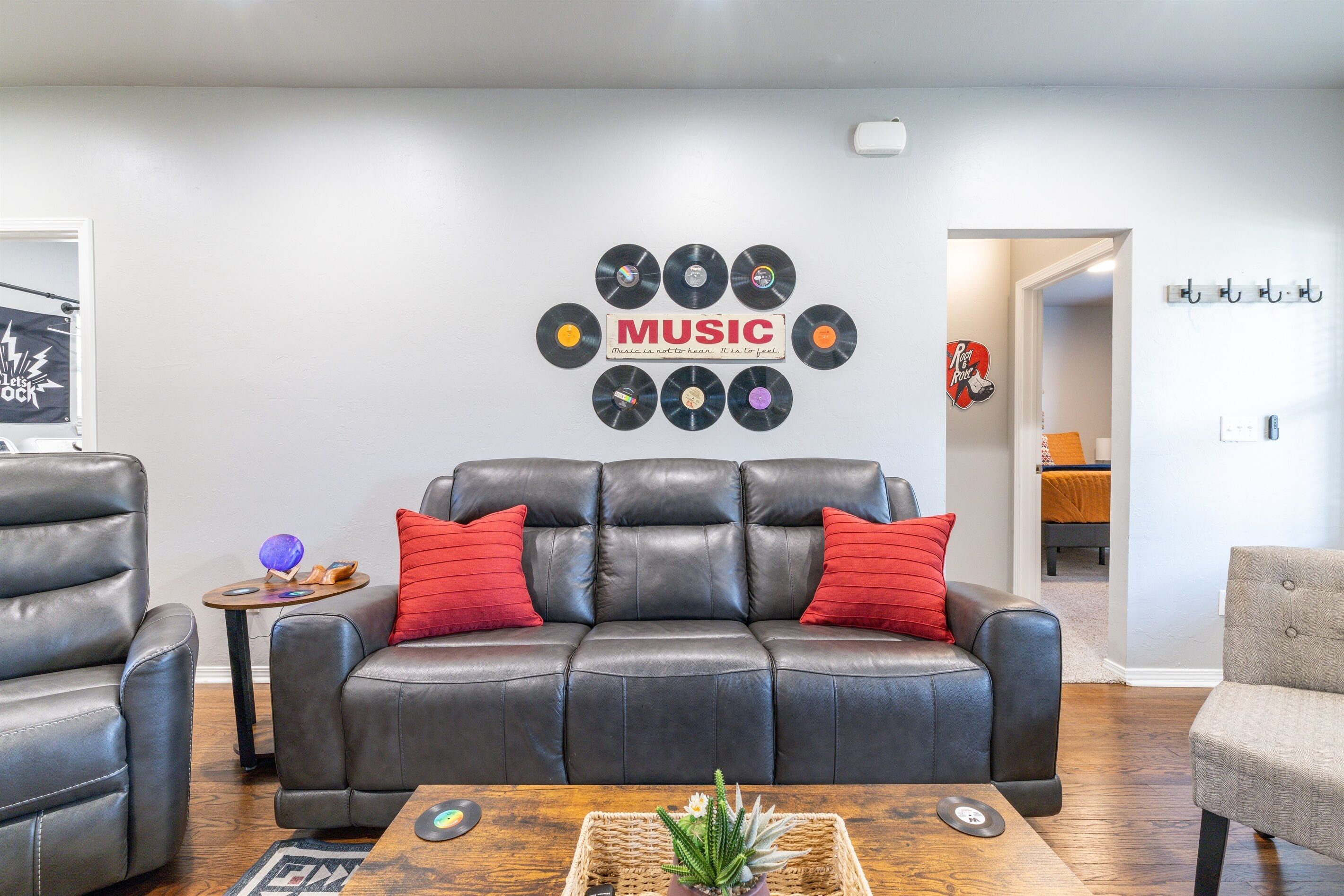 Smart-TV, Kamin, Bücher