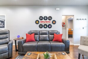 Smart TV, chimenea y libros 