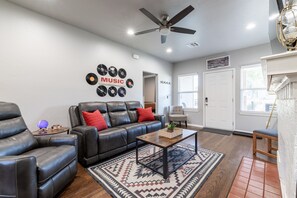 Smart TV, chimenea y libros 