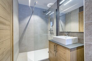Douche, sèche-cheveux, serviettes fournies