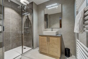 Dusche, Haartrockner, Handtücher