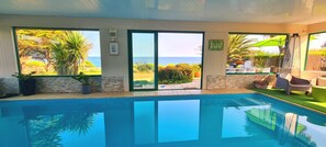 Een binnenzwembad en een verwarmd zwembad