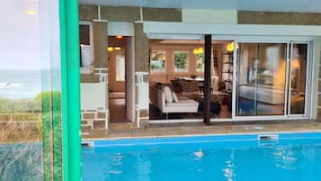 Una piscina techada, una piscina climatizada