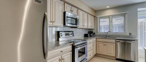 ثلاجة، ميكروويف، فرن، موقد طهي مسطح