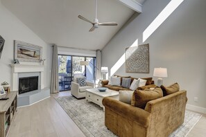 Smart TV - 12 Turtle Lane Club - Lagoon Views & Steps to the Beach (Hilton Head Island)