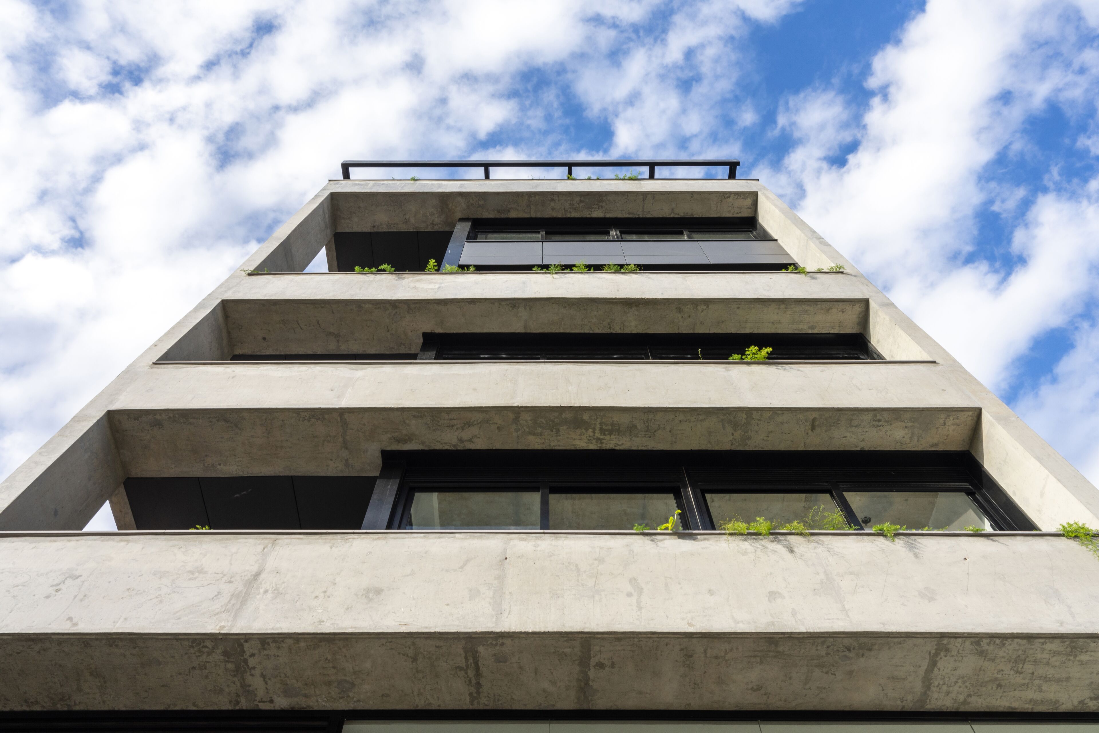 Un edificio moderno con varios pisos y grandes ventanales.