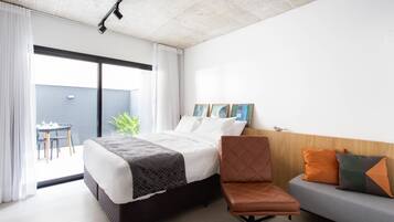 Escritorio, espacio para trabajar con laptop y wifi gratis